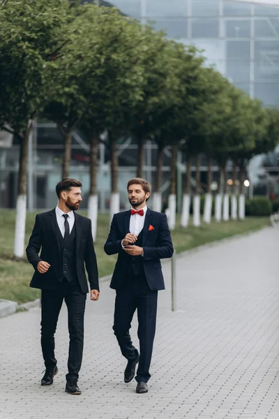 Koncepcja Biznesu Technologii Ludzi Wizerunek Dwóch Młodych Biznesmenów Komunikujących Się — Zdjęcie stockowe