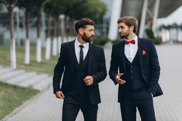  İş, teknoloji ve insan kavramı. Meetin'de iletişim kuran iki genç işadamının görüntüsü