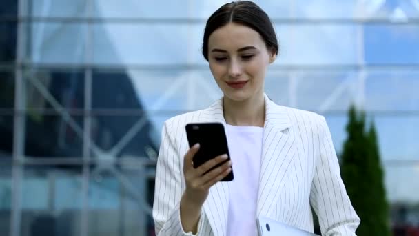 Bela Jovem Empresária Vestindo Camisa Branca Usando Telefone Inteligente Moderno — Vídeo de Stock