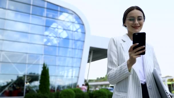 Belle Jeune Femme Affaires Portant Une Chemise Blanche Utilisant Téléphone — Video