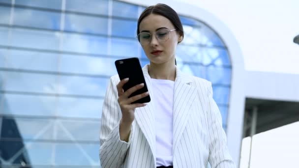 Belle Jeune Femme Affaires Portant Une Chemise Blanche Utilisant Téléphone — Video