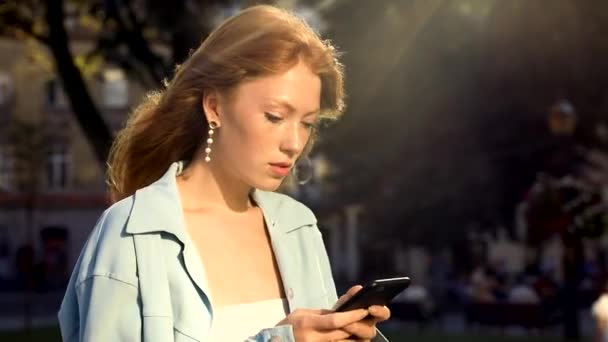 Giovane Bella Donna Affari Sms Sul Ritratto Del Telefono Elegante — Video Stock