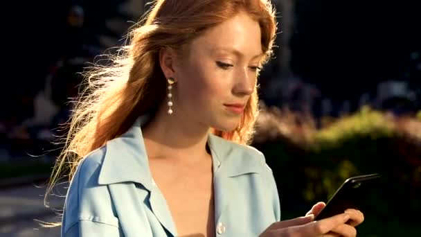 年轻漂亮的女商人发短信在手机肖像时尚大学生大学 — 图库视频影像