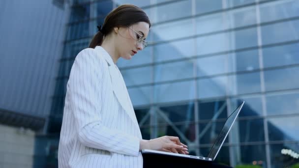 Zbliżenie Młodych Zawodowych Bizneswoman Korzystających Laptopa Zewnątrz Podczas Pracy Nowoczesnym — Wideo stockowe