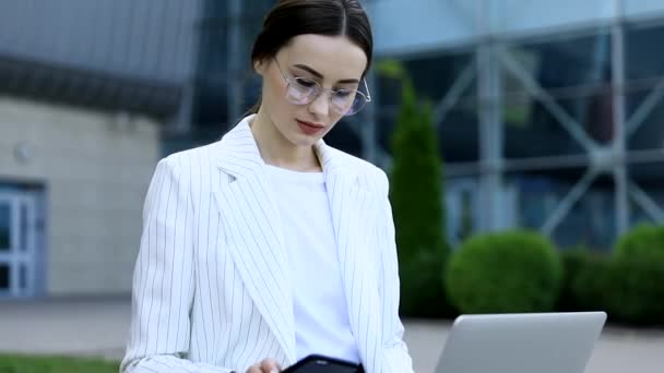 Zbliżenie Młodych Zawodowych Bizneswoman Korzystających Laptopa Zewnątrz Podczas Pracy Nowoczesnym — Wideo stockowe