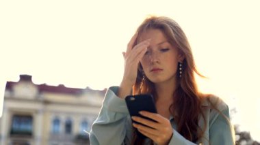 şık üniversite öğrencisi üniversitenin telefon portresi mesajlaşma genç güzel iş kadını