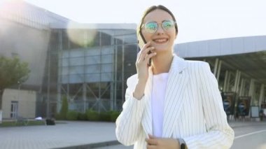 Bir molada dizüstü bilgisayar kullanan genç ve çekici bir iş kadınının yakın çekimi. Üniversitenin merdivenlerinde oturan güzel bir kız öğrenci.