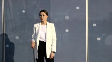 . Uluslararası havaalanında uçak seyahat etmek-hareketlilik için terminal kapı kavramı ve Havacılık ve uzay sanayi uçuş bağlantılarını hareketli iş kadını
