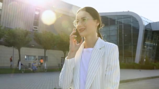 Zbliżenie Młodej Atrakcyjnej Bizneswoman Pomocą Laptopa Świeżym Powietrzu Piękna Studentka — Wideo stockowe