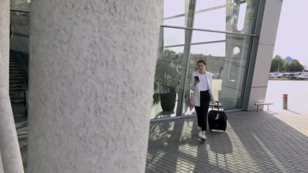 商务妇女在国际机场移动到终端门为飞机旅行旅行 移动概念和航空航天工业飞行连接 — 图库视频影像