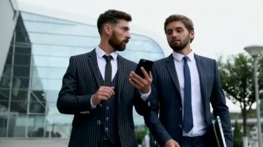  İş, teknoloji ve insan kavramı. İki genç işadamının toplantıda iletişim kurma sı
