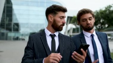  İş, teknoloji ve insan kavramı. İki genç işadamının toplantıda iletişim kurma sı