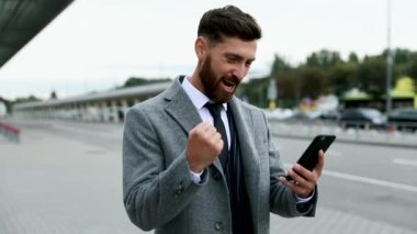 dans başarı. başarılı bir iş adamı kendine güvenen başarısını kutluyor. genç adam resmi el giyim ve sevinirler.