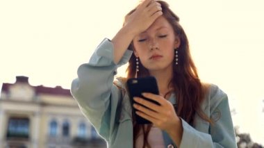 şık üniversite öğrencisi üniversitenin telefon portresi mesajlaşma genç güzel kadın