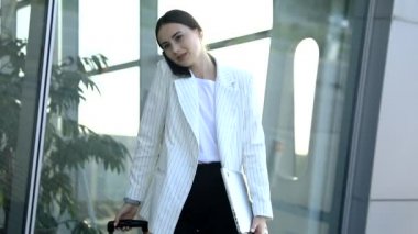 . Uluslararası havaalanında uçak seyahat etmek-hareketlilik için terminal kapı kavramı ve Havacılık ve uzay sanayi uçuş bağlantılarını hareketli iş kadını