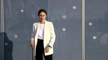 . Uluslararası havaalanında uçak seyahat etmek-hareketlilik için terminal kapı kavramı ve Havacılık ve uzay sanayi uçuş bağlantılarını hareketli iş kadını