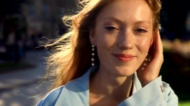 genç kızıl saçlı kadın portre mutlu başarılı stajyer kampüs gülümseyen