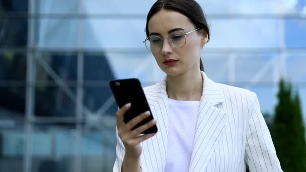 Bela Jovem Empresária Vestindo Camisa Branca Usando Telefone Inteligente Moderno — Vídeo de Stock