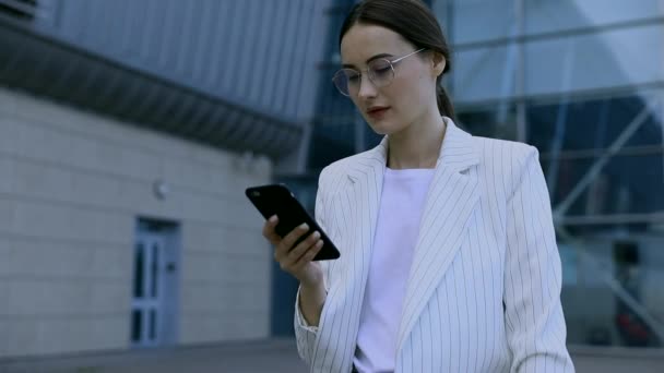 Όμορφη Νεαρή Επιχειρηματίας Φορώντας Άσπρο Πουκάμισο Και Χρησιμοποιώντας Σύγχρονα Έξυπνο — Αρχείο Βίντεο