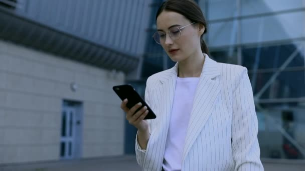 Belle Jeune Femme Affaires Portant Une Chemise Blanche Utilisant Téléphone — Video