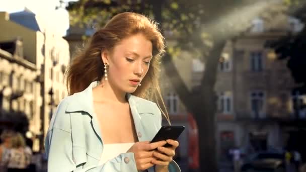 Jovem Mulher Bonita Mensagens Texto Telefone Retrato Universidade Elegante Estudante — Vídeo de Stock