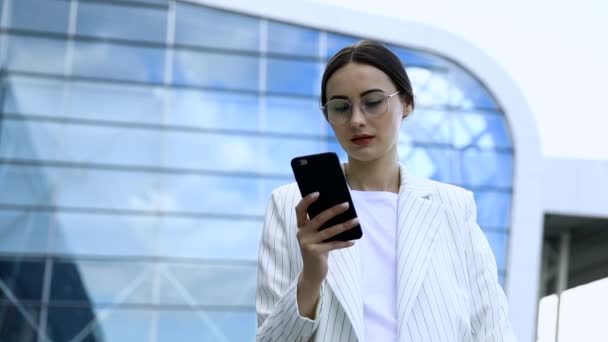 Bela Jovem Empresária Vestindo Camisa Branca Usando Telefone Inteligente Moderno — Vídeo de Stock