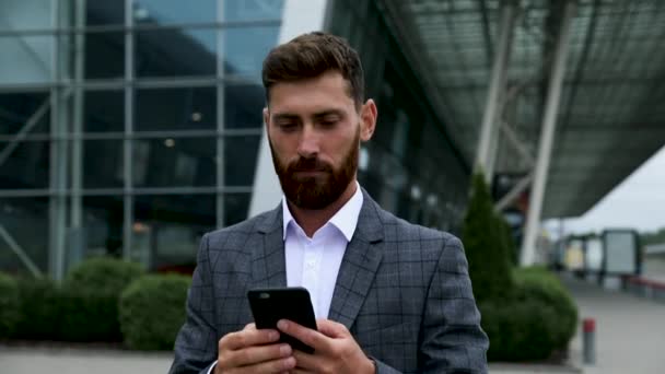 Homme Affaires Utilisant Smartphone Souriant Aéroport Jeune Dirigeant Entreprise Avec — Video