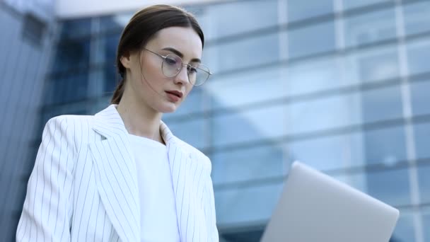 Blízká Mladá Profesionální Podnikatelka Notebookem Mimo Pracoviště Při Práci Moderním — Stock video