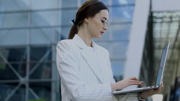 Close Jovem Empresária Profissional Usando Seu Laptop Fora Enquanto Trabalhava — Vídeo de Stock