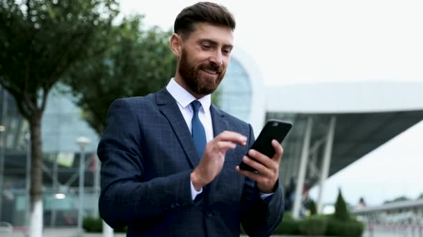 Бізнесмен Використовує Смартфон Посміхається Аеропорту Молодий Керівник Бізнесу Мобільним Телефоном — стокове відео