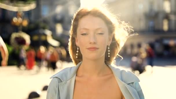 Jeune Rousse Femme Portrait Sourire Heureux Succès Stagiaire Campus — Video