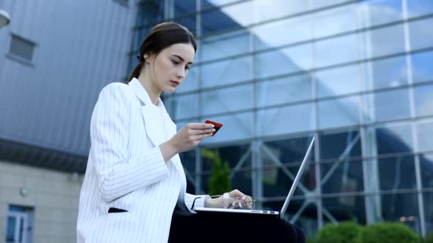 Zbliżenie Młodych Zawodowych Bizneswoman Korzystających Laptopa Zewnątrz Podczas Pracy Nowoczesnym — Wideo stockowe