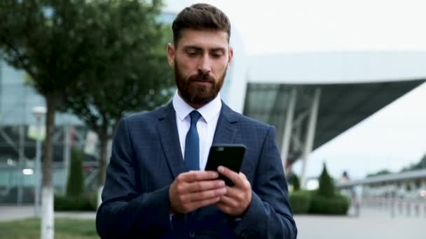 Empresario Usando Smartphone Sonriendo Aeropuerto Ejecutivo Joven Negocios Con Teléfono — Vídeos de Stock