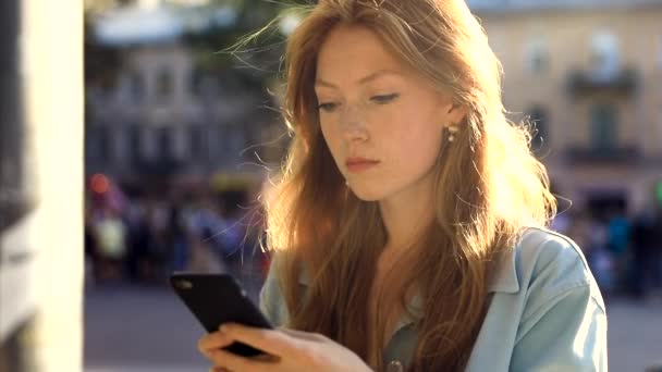 Junge Schöne Frau Sms Telefon Porträt Der Stilvollen Universität Student — Stockvideo