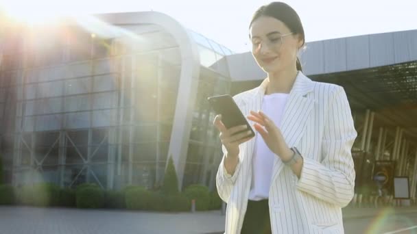 Mujer Negocios Con Teléfono Calle Retrato Una Hermosa Joven Sonriente — Vídeos de Stock