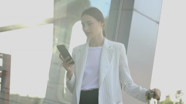 路上で電話を持つビジネスウーマン オフィスの近くに立つスタイリッシュな服を着た美しい若い女性の肖像 高品質の画像 — ストック動画