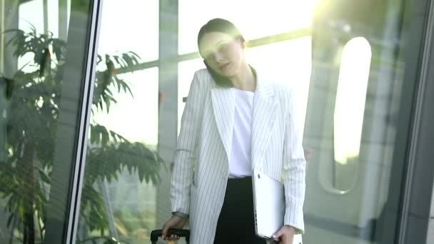 商务妇女在国际机场移动到终端门为飞机旅行旅行 移动概念和航空航天工业飞行连接 — 图库视频影像
