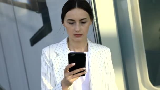路上で電話を持つビジネスウーマン オフィスの近くに立つスタイリッシュな服を着た美しい若い女性の肖像 高品質の画像 — ストック動画
