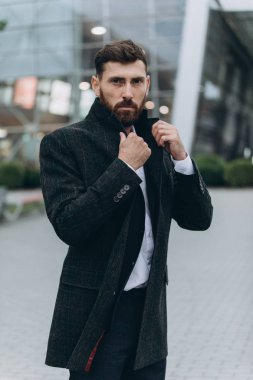 İki işadamı birlikte tartışıyor