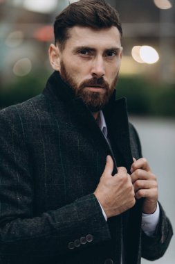 İki işadamı birlikte tartışıyor