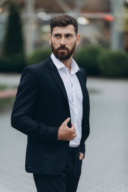 İki işadamı birlikte tartışıyor