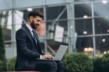 İki işadamı birlikte tartışıyor