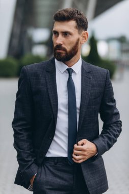 İki işadamı birlikte tartışıyor