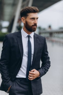 İki işadamı birlikte tartışıyor