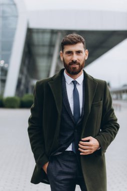 İki işadamı birlikte tartışıyor