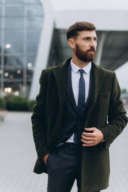 İki işadamı birlikte tartışıyor