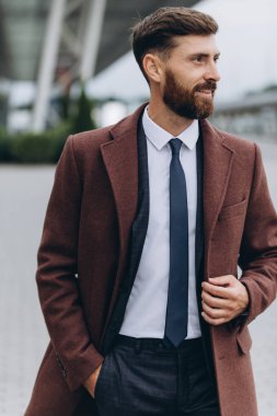 İki işadamı birlikte tartışıyor