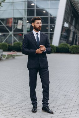 İki işadamı birlikte tartışıyor