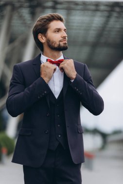 İki işadamı birlikte tartışıyor