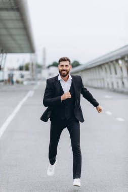 İki işadamı birlikte tartışıyor